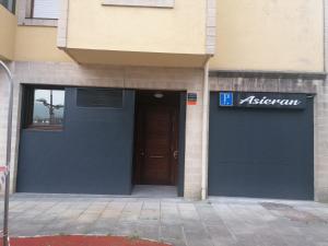 Una puerta a un edificio con un letrero de baño. en Asieran en Amorebieta-Etxano