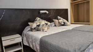 1 dormitorio con 2 camas y pared negra en Asieran, en Amorebieta-Etxano