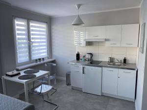 Kuchyňa alebo kuchynka v ubytovaní APARTAMENT OŚ. ZŁOTE 4B
