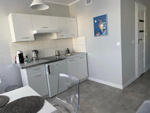 Kuchyňa alebo kuchynka v ubytovaní APARTAMENT OŚ. ZŁOTE 4B + 2 fotografie