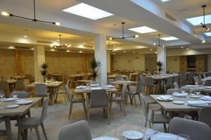 a dining room with tables and chairs in a room at Hostal Restaurante Villa de Brihuega in Brihuega