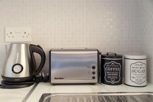 Set per la preparazione di tè e caffè presso Furnished Seafront Studio