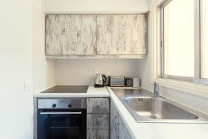 una cucina con un lavello e un piano di lavoro di Furnished Seafront Studio a Larnaka