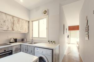 Cucina o angolo cottura di Furnished Seafront Studio