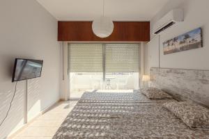 Letto o letti in una camera di Furnished Seafront Studio