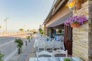 un ristorante con tavoli e fiori bianchi su una strada di Furnished Seafront Studio a Larnaka