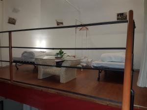 Zimmer mit einem Bett und einem Tisch auf einem Boot in der Unterkunft Indipendent Apartment in Neapel
