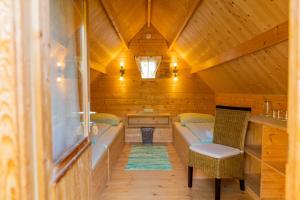 Zimmer mit 2 Betten in einer Holzhütte in der Unterkunft Radlerstation-Sandhof in Berg im Drautal