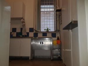 eine Küche mit einer Spüle aus Edelstahl und einem Fenster in der Unterkunft Indipendent Apartment in Neapel