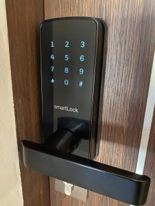 a close up of a smart lock on a door at APARTAMENT OŚ. ZŁOTE 4B in Dzierżoniów
