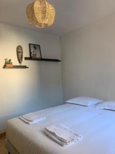 een slaapkamer met een bed met twee handdoeken erop bij Residence Paolina in Calvi
