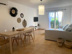 - un salon avec une table et un canapé dans l'établissement Residence Paolina, à Calvi