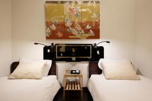 Zimmer mit 2 Betten und Wandgemälde in der Unterkunft Abenosujisou - Vacation STAY 8416 in Osaka