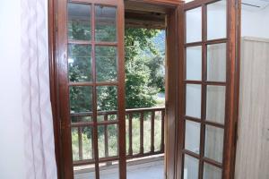 een open deur met uitzicht op een balkon bij Casa Lanardi, Stavros in Stavros