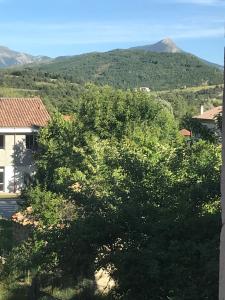 a view of a tree with mountains in the background at Appartement lac et montagne in Saint-André-les-Alpes