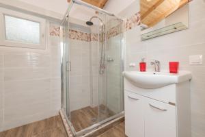 bagno con doccia e lavandino di Marion Apartments a Skala Kallirachis