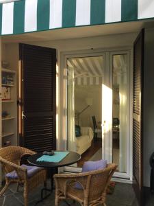 ein Wohnzimmer mit einem Tisch, Stühlen und einem Bett in der Unterkunft Appartamento Via Saleggi 10 in Ascona