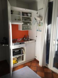 Appartamento Via Saleggi 10にあるキッチンまたは簡易キッチン