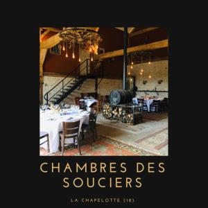ein Restaurant mit weißen Tischen und Stühlen und einer Treppe in der Unterkunft Chambre familiale Élevage Girbal in La Chapelotte