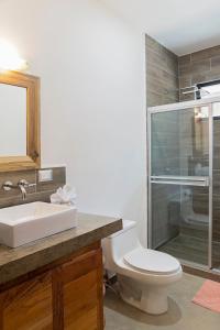 La salle de bains est pourvue de toilettes, d'un lavabo et d'une douche. dans l'établissement Eco Casita Phase III #2: Casa de Olas, à Rivas