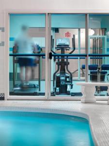 uma piscina num quarto com janela em Royal Scot Hotel & Suites em Victoria