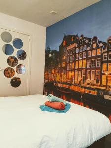 Schlafzimmer mit einem Bett mit Wandgemälde in der Unterkunft H 58 in Amsterdam