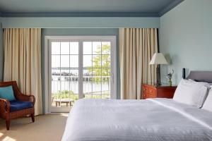 Un pat sau paturi într-o cameră la The Harbor Front Inn
