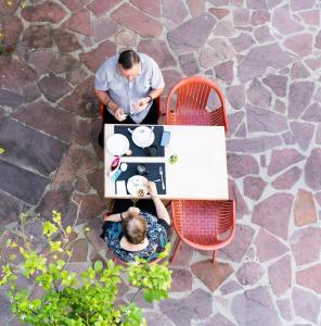 dos personas sentadas en una mesa delante en Hôtel Juantorena, en Saint-Étienne-de-Baïgorry