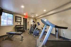 una palestra con macchinari per il cardio-fitness in una stanza di Holiday Inn Express Mountain View South Palo Alto, an IHG Hotel a Mountain View