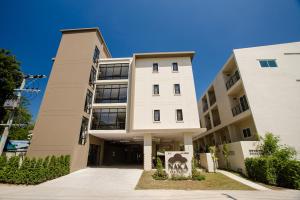 un gran edificio blanco con graffiti en Naka Residence en Phuket