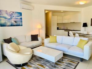 Sala de estar con 2 sofás y mesa de centro en Lavender Bay Apartment B13 en Donji Morinj