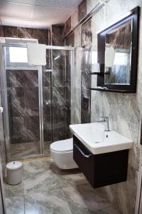 Ванная комната в Gumuldur Mavi Deniz Hotel