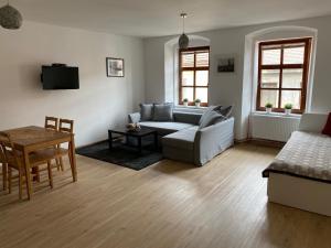 un soggiorno con divano e tavolo di Modern apartment in Kutna Hora a Kutná Hora