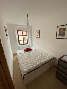 um quarto com uma cama num quarto branco em Modern apartment in Kutna Hora em Kutná Hora