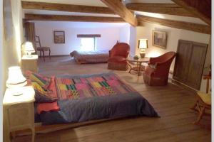 una camera con letto e un soggiorno di Secluded South of France stone mas built 1833 4 bedroom a Saint-André-dʼOlérargues