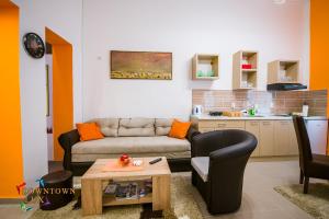 salon z kanapą i stołem w obiekcie Downtown Lux Apartments, Subotica w mieście Subotica