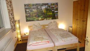 Ein Bett oder Betten in einem Zimmer der Unterkunft Pension "Am Schloß"