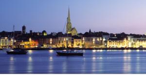 Una ciudad con dos barcos en el agua por la noche en Apartment in the heart of wexford town, en Wexford