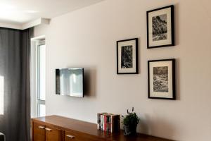 um quarto com três fotografias numa parede branca com uma mesa em Apartamenty Biłgoraj em Bilgoraj