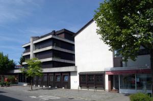 ein Gebäude an der Straßenseite in der Unterkunft Hotel Krone in Steinenbronn