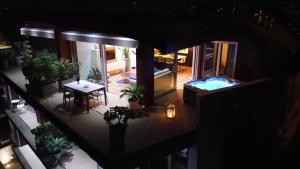 Bazén v ubytování The Q Superior - a penthouse with jacuzzi and sauna nebo v jeho okolí