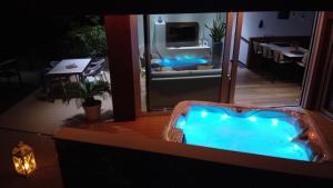TV a/nebo společenská místnost v ubytování The Q Superior - a penthouse with jacuzzi and sauna