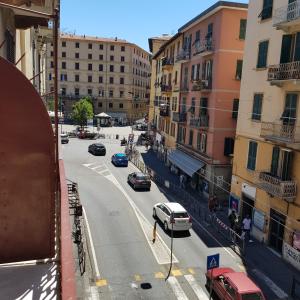 Konukevinden çekilmiş La Spezia şehrinin genel bir manzarası veya şehir manzarası