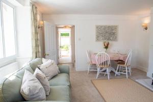 sala de estar con sofá y mesa en Curzon House en Calne