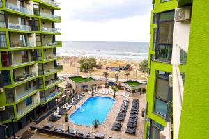 einen Luftblick auf ein Hotel mit Pool und Strand in der Unterkunft 7 Waves Studio-Spa n Pools beach resort in Mamaia Nord – Năvodari