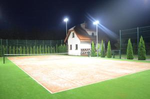 Tenis alebo squash v ubytovaní Domek nad jeziorem alebo jeho okolí