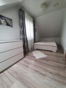 Posteľ alebo postele v izbe v ubytovaní Domek nad jeziorem