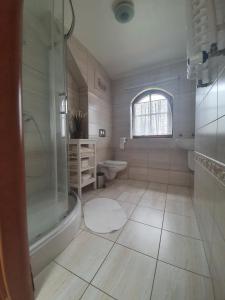 Kúpeľňa v ubytovaní Domek nad jeziorem