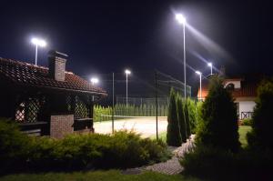 Tenis alebo squash v ubytovaní Domek nad jeziorem alebo jeho okolí