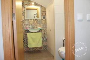 Un baño con lavabo, inodoro y espejo. en MAR I TERRA, en Olhão 5 fotos más